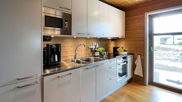 KylskÄp, ugn, diskmaskin och kaffe- och tebryggare