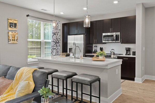 Private kitchen - Studio/Self Check-In/30+Day Stays (Goose Creek)