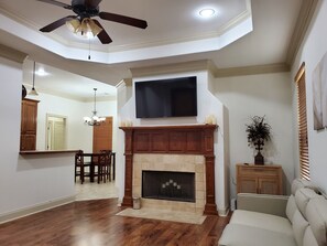Smart TV y chimenea 