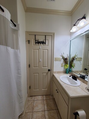 Een bubbelbad, een haardroger, handdoeken, zeep