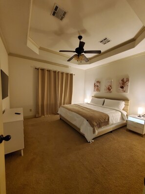 3 slaapkamers, een strijkplank/strijkijzer, wifi, beddengoed