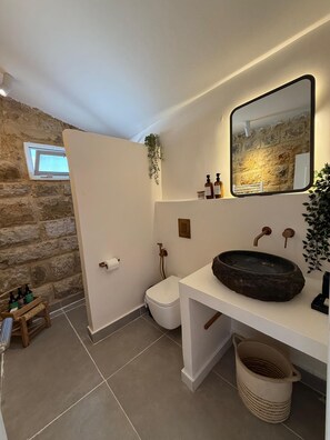 Een haardroger, een bidet, handdoeken, zeep