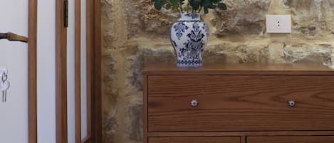 Tabla de planchar con plancha, wifi y ropa de cama