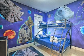 5 bedrooms, iron/ironing board, travel cot, WiFi - Disney retreat w/ pool, spa & game room (Davenport)