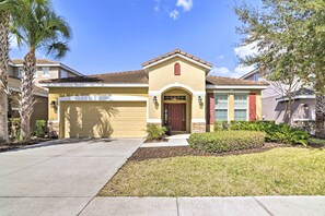 Exterior - Disney retreat w/ pool, spa & game room (Davenport)