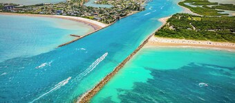 Charming 2-bedroom Beach apartment in Fort Pierce with Pool