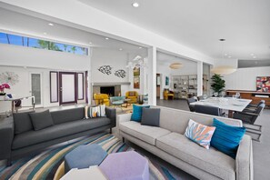 Televisio, takka, stereot, työhuone