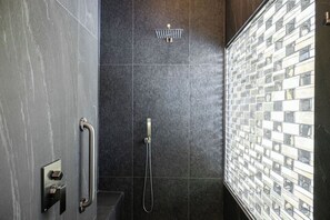 Bruser, hårtørrer, bidet, håndklæder