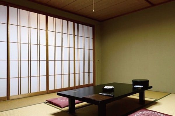 Basic Room, Non Smoking | Down comforters, free WiFi, bed sheets