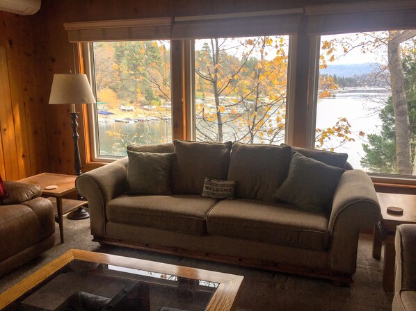 Smart-TV, Kamin, DVD-Player, Bücher