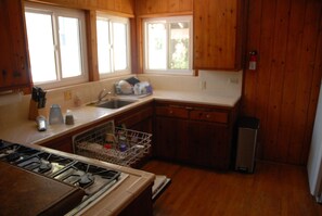 Fridge, microwave, oven, stovetop - Family friendly 5-bedroom house with a beautiful view of Lake Arrowhead. (Lake Arrowhead)