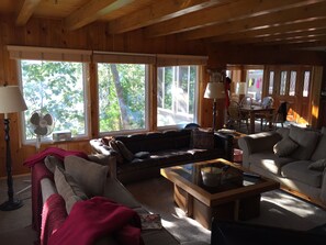 Smart-TV, Kamin, DVD-Player, Bücher