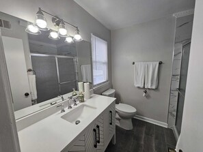 Een douche, een haardroger, handdoeken, toiletpapier