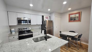 Micro-ondes, four, plaque de cuisson, lave-vaisselle