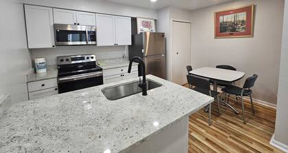 Cozy 1-bedroom condo in wonderful Alexandria with WiFi, AC, Free Parking