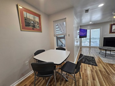 Cozy 1-bedroom condo in wonderful Alexandria with WiFi, AC, Free Parking