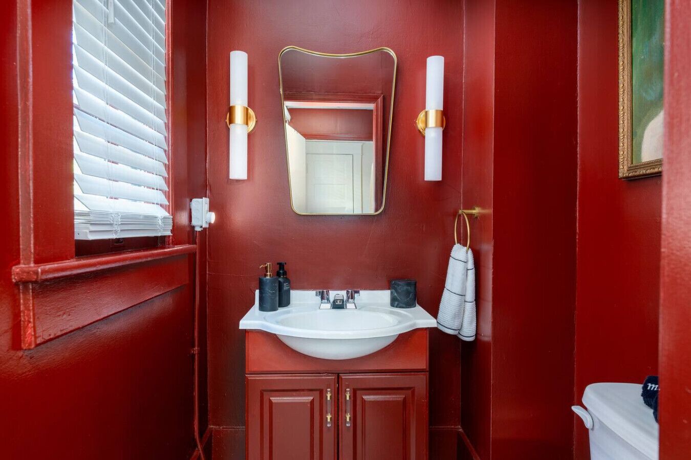 Een haardroger, handdoeken, shampoo, toiletpapier