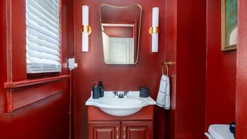 Een haardroger, handdoeken, shampoo, toiletpapier