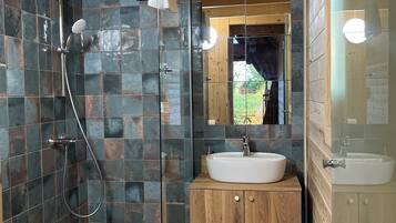 Standaard huisje, uitzicht op tuin | Badkamer | Een douche, gratis toiletartikelen, een haardroger, zeep