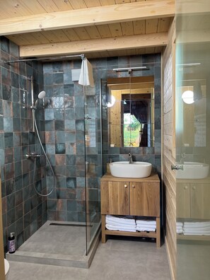 Cabane Standard, vue jardin | Salle de bain | Douche, articles de toilette gratuits, sèche-cheveux, savon