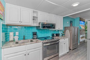 Kjøleskap, mikrobølgeovn, ovn og kokeplater