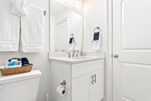 Shower, hair dryer, towels, soap - Park & Walk! 2BR/2BA Getaway in the Heart of Auburn - Across from Campus (Auburn)
