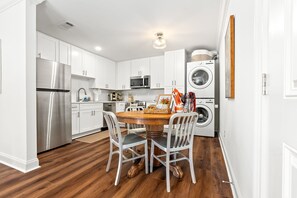 Fridge, microwave, oven, stovetop - Park & Walk! 2BR/2BA Getaway in the Heart of Auburn - Across from Campus (Auburn)