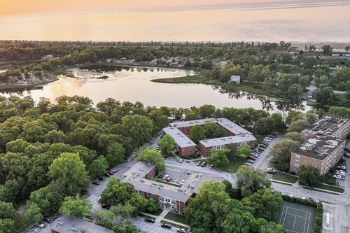 Spacious 3BR House With Firepit & Grill, Near Beach