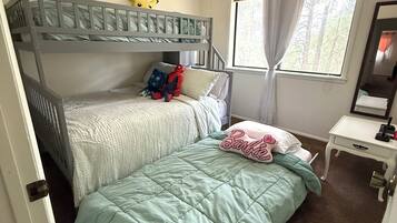 5 kamar tidur, Wi-Fi, dan seprai linen