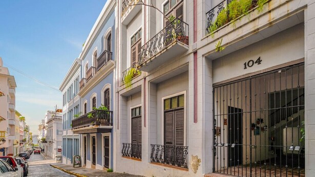 A street with buildings, including one with the number 104. - Loft La Luz - Old San Juan (San Juan)