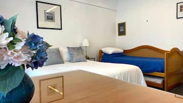 1 habitación, tabla de planchar con plancha, wifi gratis y ropa de cama