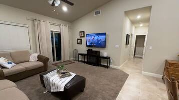 Smart TV, lareira, livros