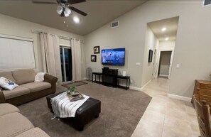 Een smart-tv, een open haard en boeken