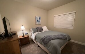 3 間睡房、書桌、熨斗/熨衫板、可攜式嬰兒床