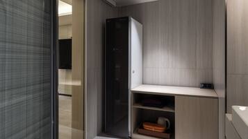 Sèche-cheveux, serviettes fournies, papier toilette