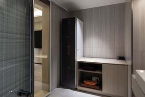 Sèche-cheveux, serviettes fournies, papier toilette