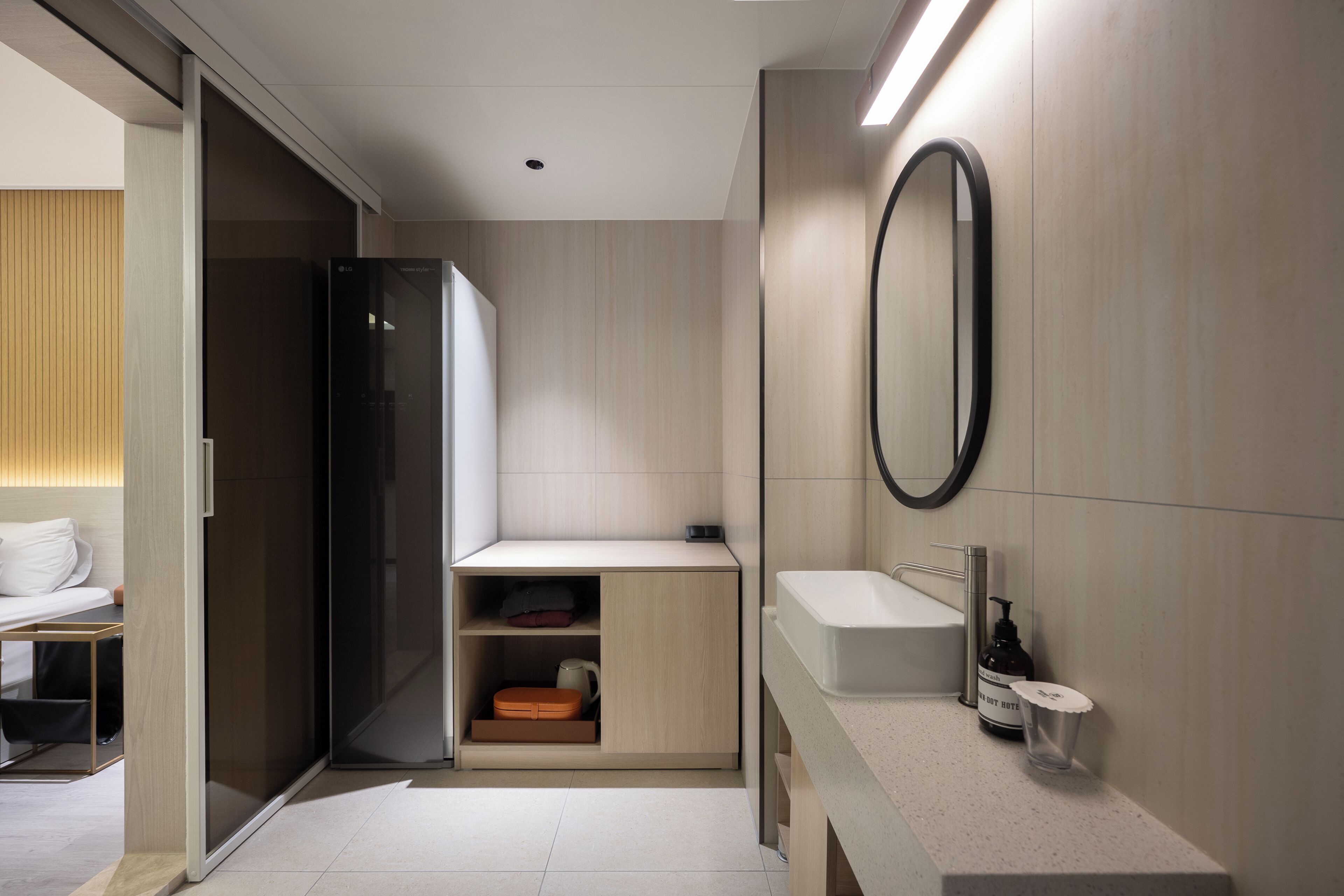 Un baño moderno con ducha integrada, tocador con lavabo y espejo.