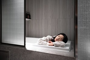 Deluxe Double Marvel Spa | Bathroom | Hair dryer, towels, toilet paper - Browndot  (Gangneung)
