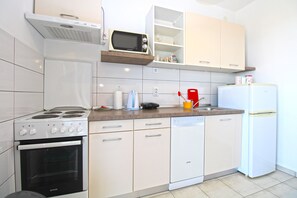 Kühlschrank, Mikrowelle, Ofen, Herdplatte