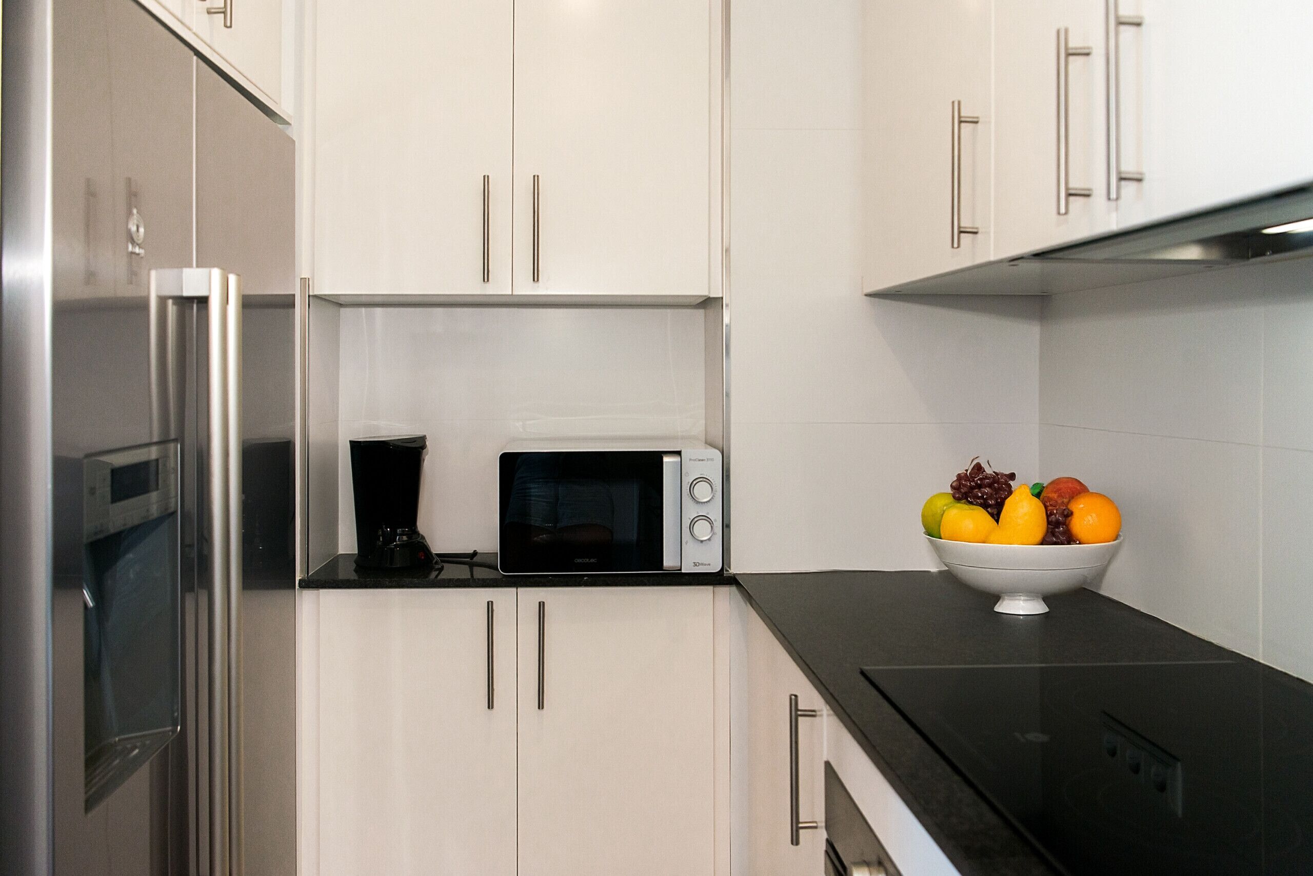 Een koelkast, een magnetron, een oven, een koffiezetapparaat/waterkoker