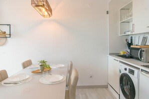 Fridge, microwave, oven, coffee/tea maker
