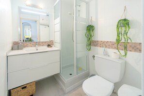 Douche, sèche-cheveux, serviettes fournies