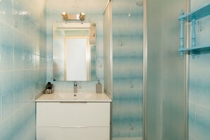 Ducha, secador de pelo, toallas
