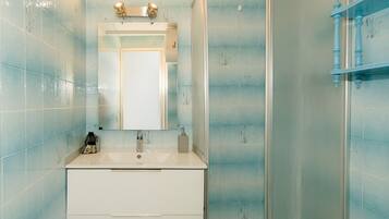 Dusche, Haartrockner, HandtĂŒcher