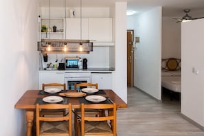 Frigorífico, microondas, horno y cafetera o tetera