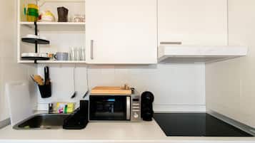 Fridge, microwave, oven, coffee/tea maker