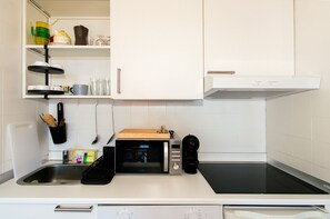 Frigorifero, microonde, forno, macchina per tè/caffè