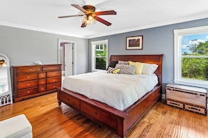 3 bedrooms, iron/ironing board, free WiFi, bed sheets - Roanoke Island Retreat *canal front on the sound*pool (Manteo)