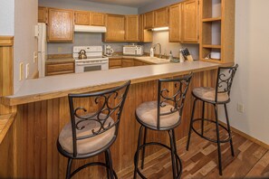 Fridge, microwave, oven, stovetop - New! Walking distance to town center, Wood stove (Big Sky)