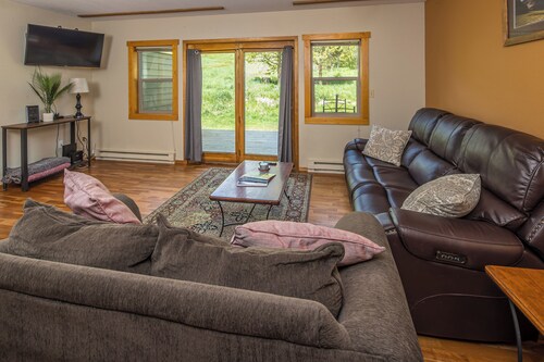 New! Walking distance to town center, Wood stove